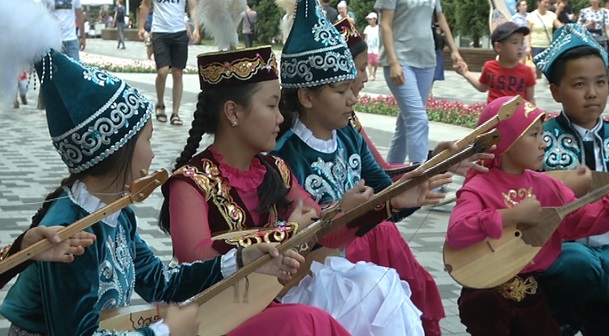 День домбры: более 500 музыкантов исполняли кюи на улицах Алматы