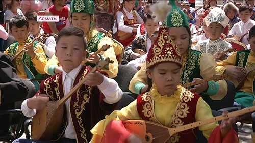 Домбыра күні: Алматыда 500-ден астам музыкант көшеде күй тартты