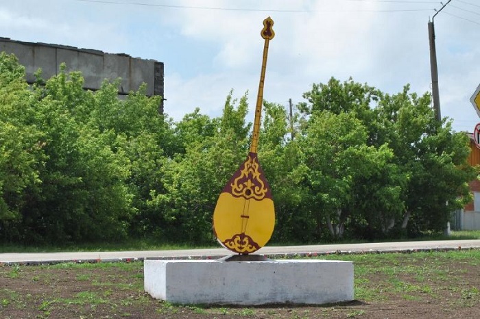 Памятник домбре установили в Акмолинской области