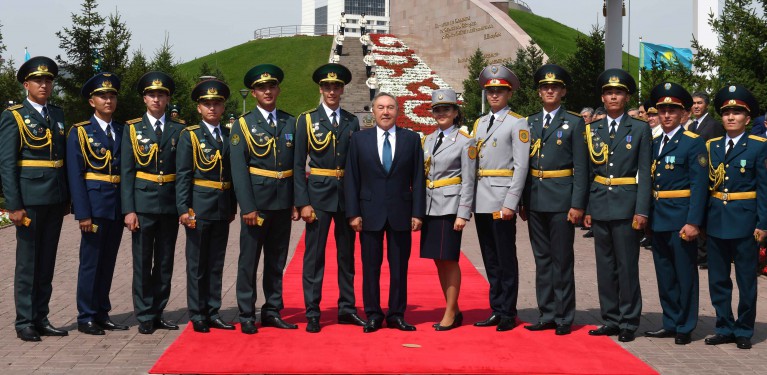 Нурсултан Назарбаев вручил офицерские погоны выпускникам военных вузов