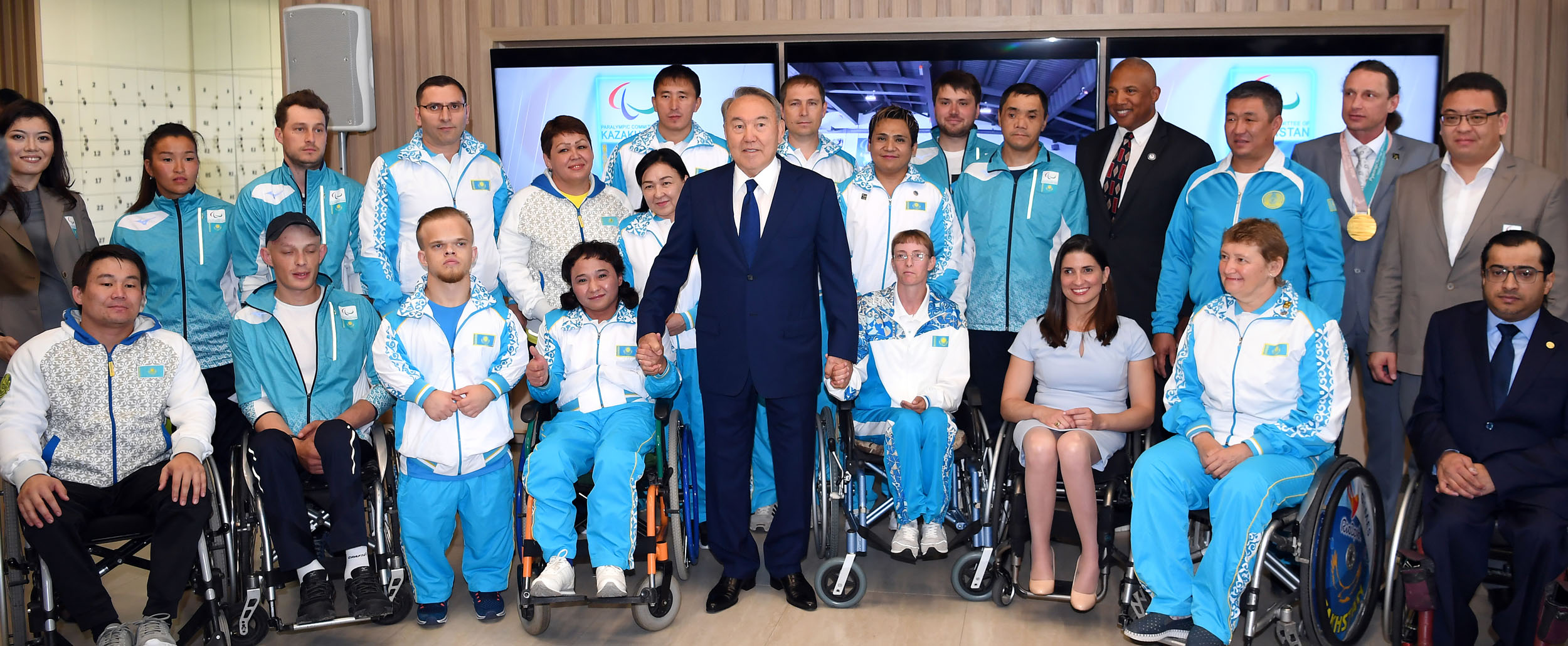 Чемпион Паралимпийских игр Александр Колядин получил специальный подарок от Президента РК