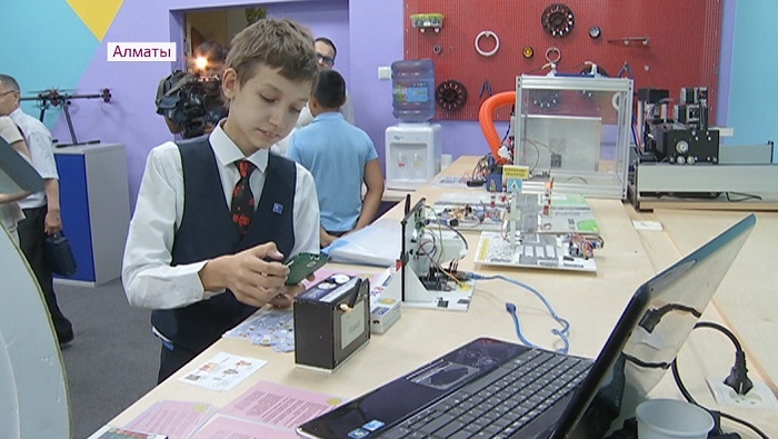 В казахстанских школах откроют IT-классы, где можно разрабатывать гаджеты 