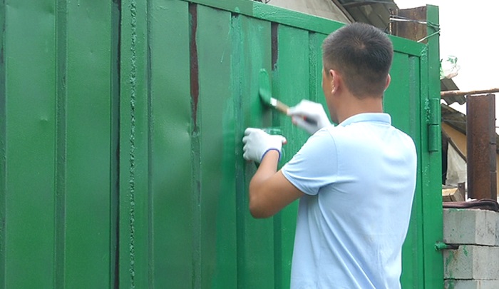 В Медеуском районе Алматы жители массово перекрашивают заборы частных домов