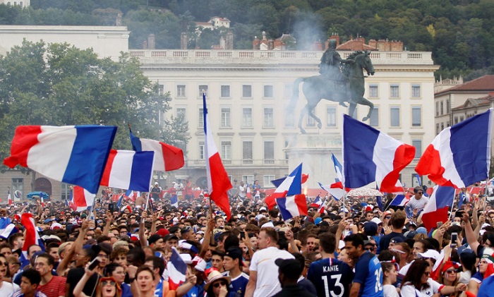 Франция - чемпион мира по футболу. Болельщики ликуют. 