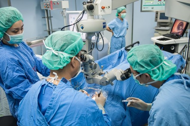 Казахстанские хирурги впервые удалили щитовидную железу через ротовую полость