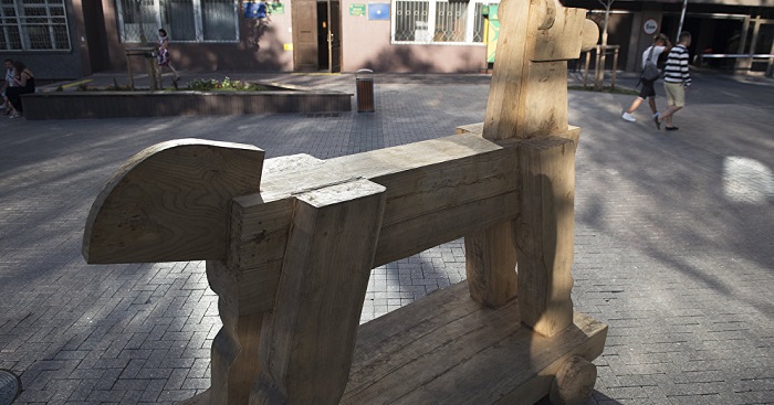 Куда пропало бронзовое седло с арт-объекта в Алматы