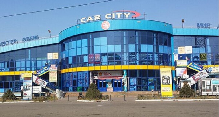 Полицейские оцепили рынок Car city в Алматы