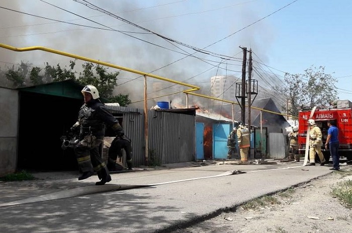 Сразу три частных дома горели в Алматы