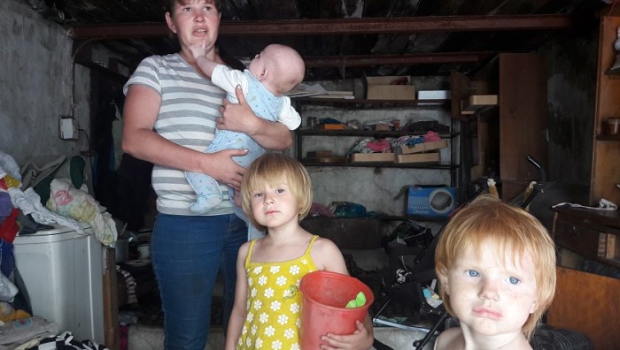 В Уральске многодетная семья живет в гараже