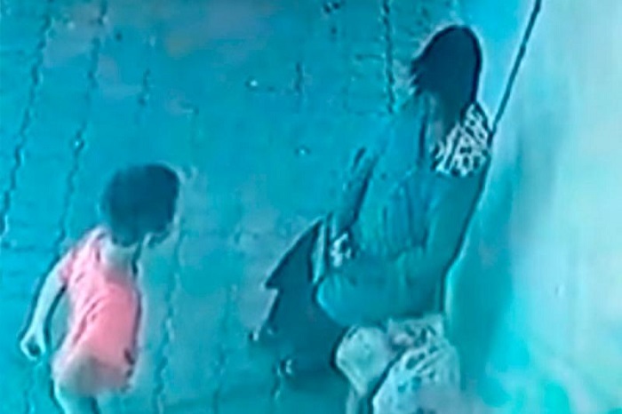 Мальчик издевался над женщиной в Капшагае: полиция ищет участников видео
