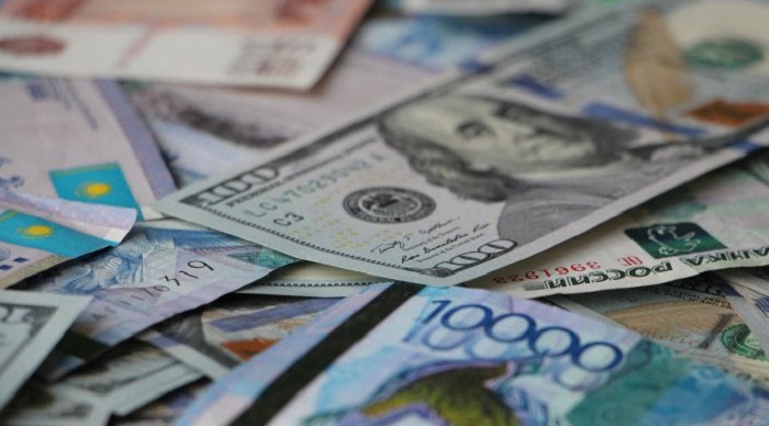 Курс доллара в обменниках превысил 355 тенге