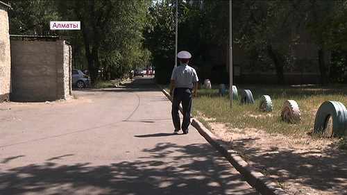 Полицейские автоэкипажи начали патрулировать алматинские дворы 