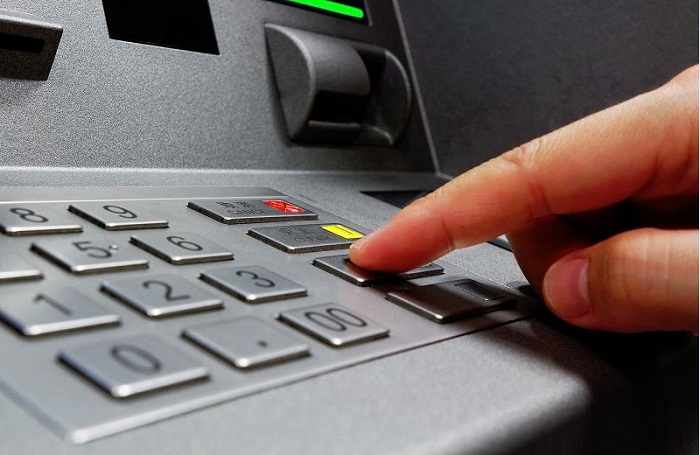 Казахстанцы стали снимать больше денег с банкоматов