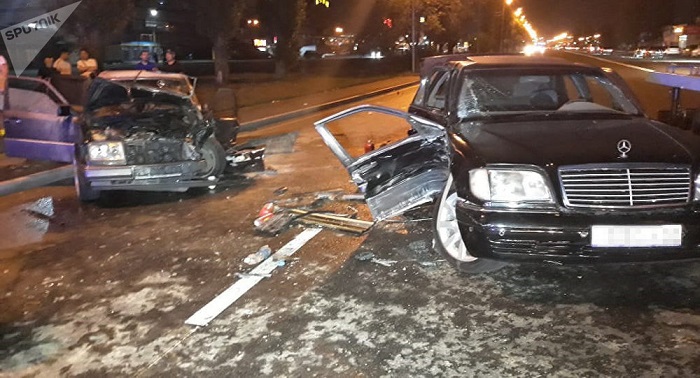 Три автомобиля столкнулись в Алматы: шесть человек пострадали 