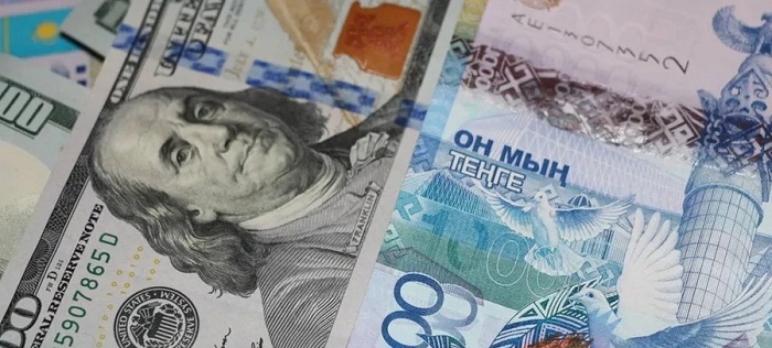 Тенге продолжает падать, доллар в обменниках продают по 367 тенге и выше