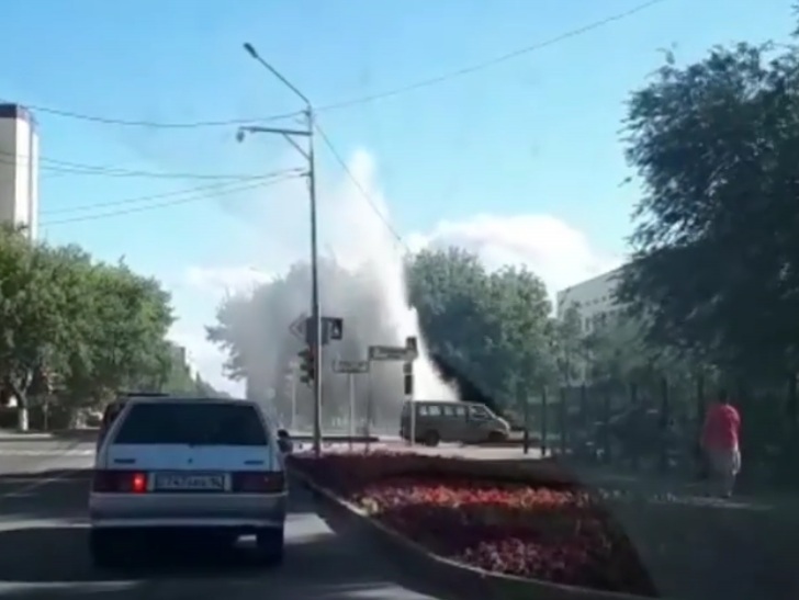 Очередной горячий фонтан забил в центре Павлодара