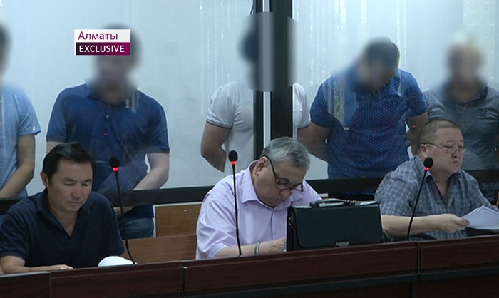 Нечистые на руки: предполагаемую банду таможенников-взяточников судят в Алматы