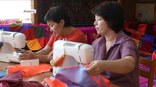 Пошив самого длинного в мире лоскутного одеяла завершают в Алматы