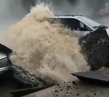 Фонтан высотой 17 метров повредил 4 автомобиля в Павлодаре