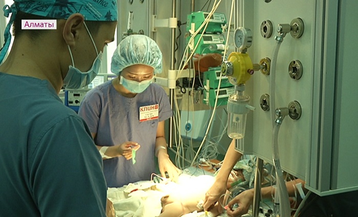 Врачи из Южной Кореи проводят сложные операции новорожденных в Алматы 