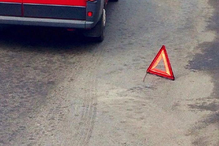 Полиция устанавливает обстоятельства смертельного падения женщины из авто в Алматы 