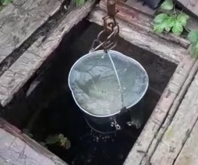 Жительница Костаная обнаружила в своем колодце горячую воду вместо холодной