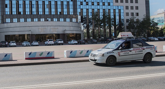 Аким района Астаны поменял служебную машину на эконом-такси