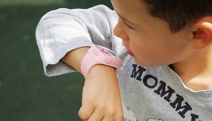 Жительница Актау пожаловалась на запрет носить смарт-часы в детском саду