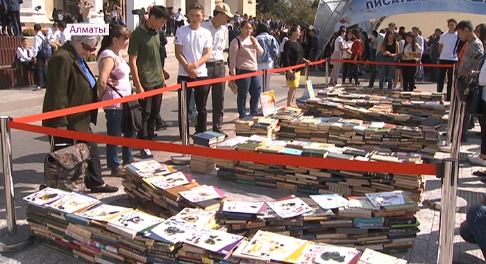 Тысячи алматинцев пришли на книжный фестиваль KITAP FEST  