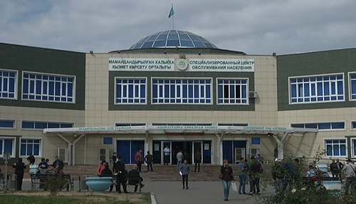 Сотрудники спецЦОНа Алматы закрывают двери для «помогаек»