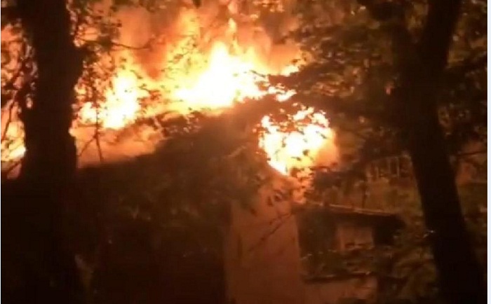 Караул выставили возле сгоревшего дома в Алматы
