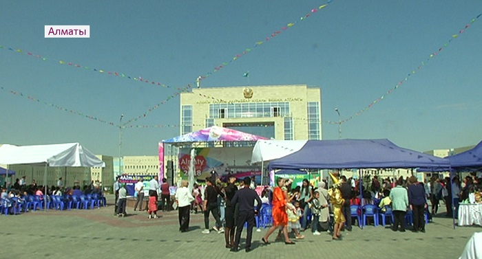 С песнями и танцами: жители Наурызбайского района отметили День города