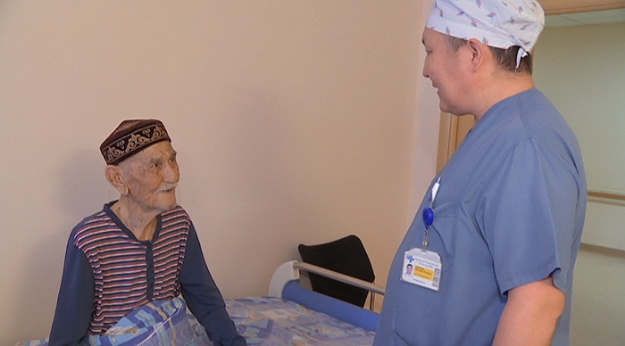 Двоих 100-летних пациентов прооперировали за неделю хирурги в Алматы 