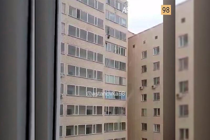 Астана тұрғыны 10-шы қабаттан құлаған баланы тосып алды