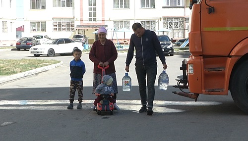 Десятки автоцистерн снабжают водой жителей отключенных районов Алматы