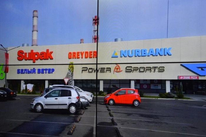 Демонтировать «кричащие» логотипы с ТРЦ требуют в Алматы
