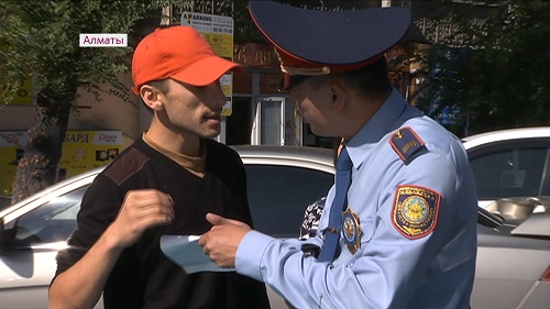 Алматинских пешеходов штрафуют за переход в неположенном месте