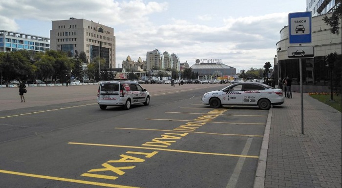 Астанада әкімдік қызметкерлері қызметтік көліктен бас тартып, таксиге отыруда