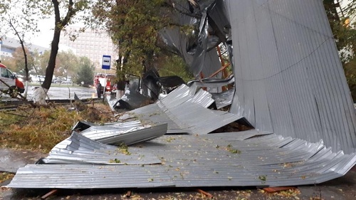 Порывами сильного ветра в Шымкенте сорвало крышу с высотки