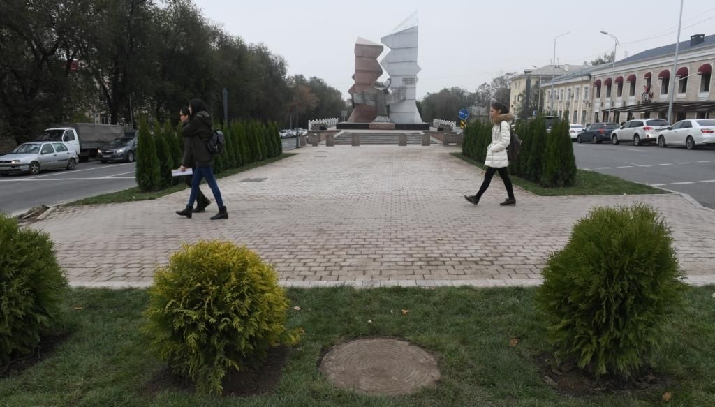 Алматыда «Тәуелсіздік таңы» монументінің алды абаттандырылды