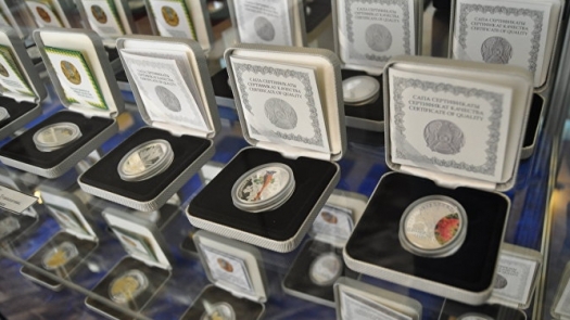 Нацбанк РК выпустил коллекционные монеты "Теңгеге 25 жыл"
