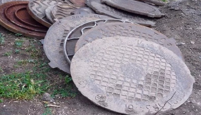 Крышки канализационных люков продолжают сдавать в пункты приема металлолома в Алматы