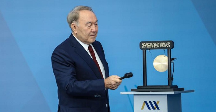 Нурсултан Назарбаев запустил первые торги на Бирже МФЦА