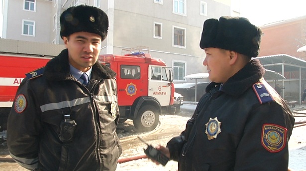  Полицейские Алматы спасли человека на пожаре