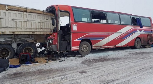 Қарағанды түбінде жүк көлігі автобуспен соқтығысты: 1 адам қаза тапты