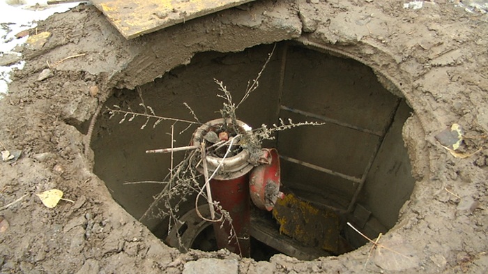 Жители микрорайона Улжан-2 требуют закрыть ямы и колодцы после ремонта