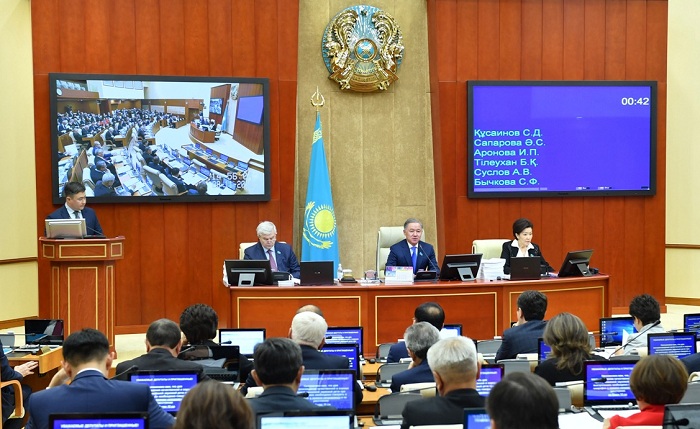 Парламент пересмотрел курс тенге и цену на нефть в трехлетнем бюджете Казахстана 