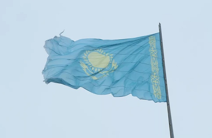 Поврежденный флаг на горе госсимволов в Усть-Каменогорске не могут заменить из-за хулиганов