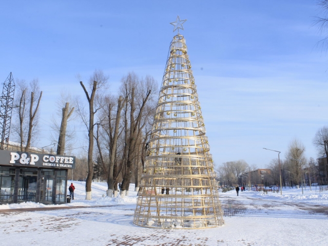 Странную новогоднюю елку установили в Усть-Каменогорске