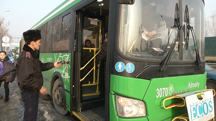 Тотальную проверку водителей автобусов устроили полицейские Алматы